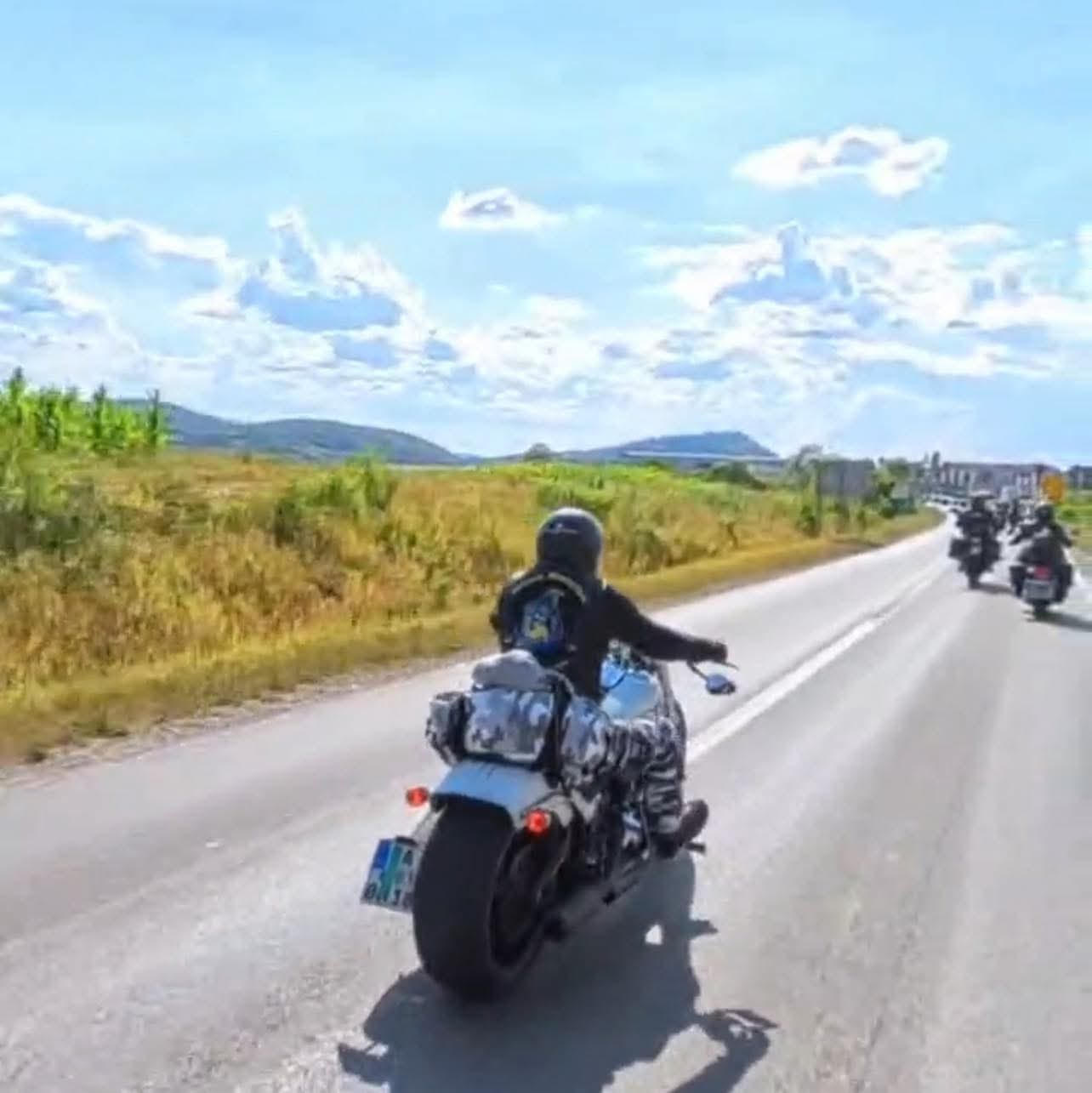 Vjetar, cesta, motor i mir